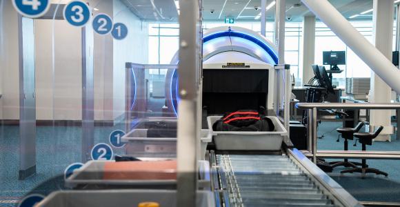 Un appareil de radioscopie à TDM à un point de contrôle de l’aéroport international de Vancouver.