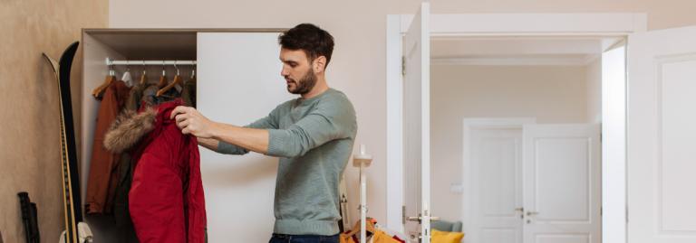 Passager préparant ses bagages pour des vacances d’hiver. 