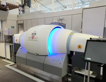 Une image d'une nouvelle machine de radioscopie à TDM au point de contrôle national et international de l'aéroport international Pearson.