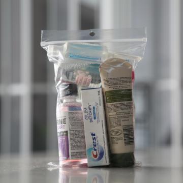 1L resealable, transparent bag with liquid and gel small containers inside